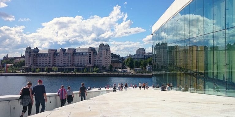 Oslo Sehenswürdigkeiten: Blick vom Dach der Oper auf den Oslofjord und die Stadt – Foto: Lena Ziehres