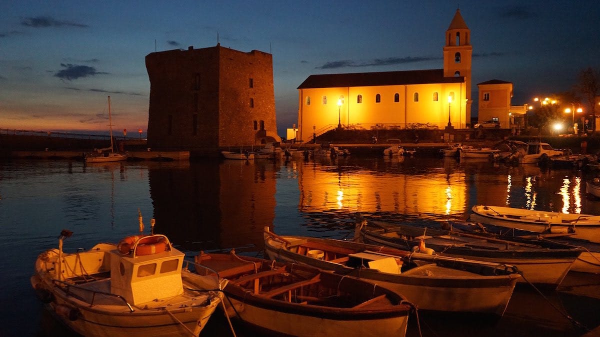 Der Hafen von Acciaroli in Kampanien, Italien, am Abend – Foto: Beate Ziehres