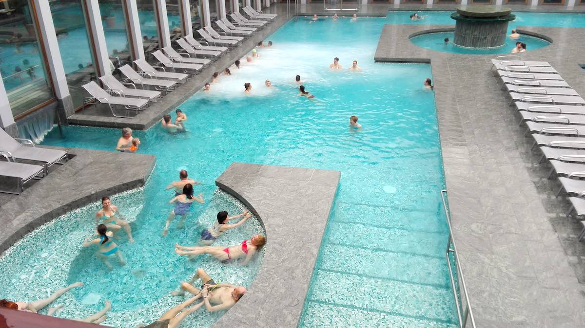 Das Außenbecken der Bad Saarow Therme verfügt über Massagebänke – Foto: Beate Ziehres