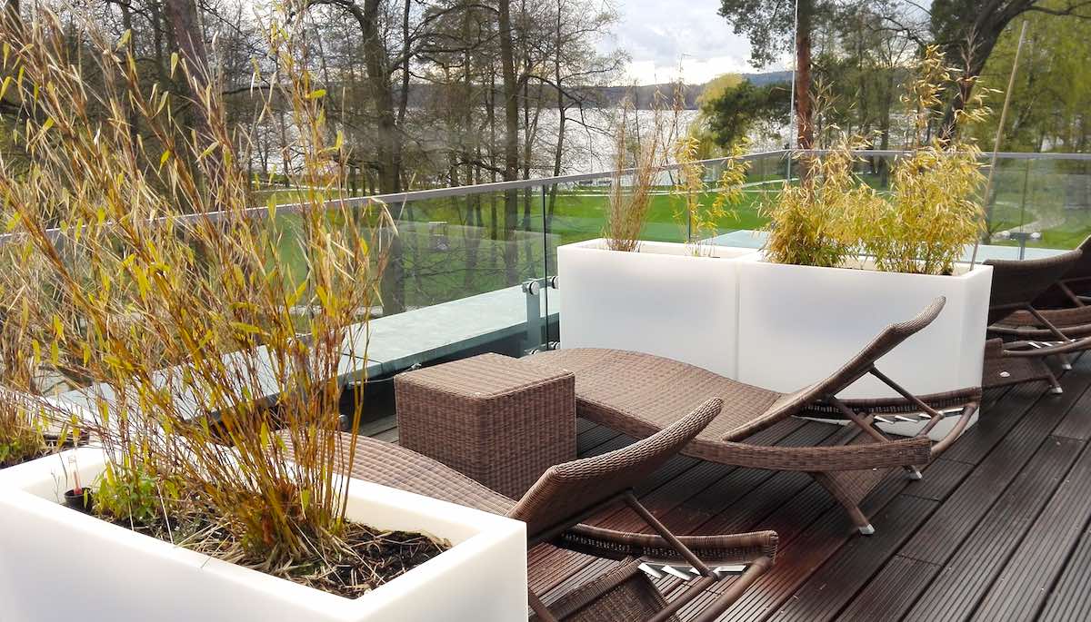 Dachterrasse der Bad Saarow Therme mit Aussicht auf den Scharmützelsee – Foto: Beate Ziehres