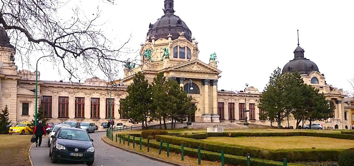 Eingangsbereich des Széchenyi Heilbads, des größten Thermalbads in Budapest – Foto: Lena Ziehres