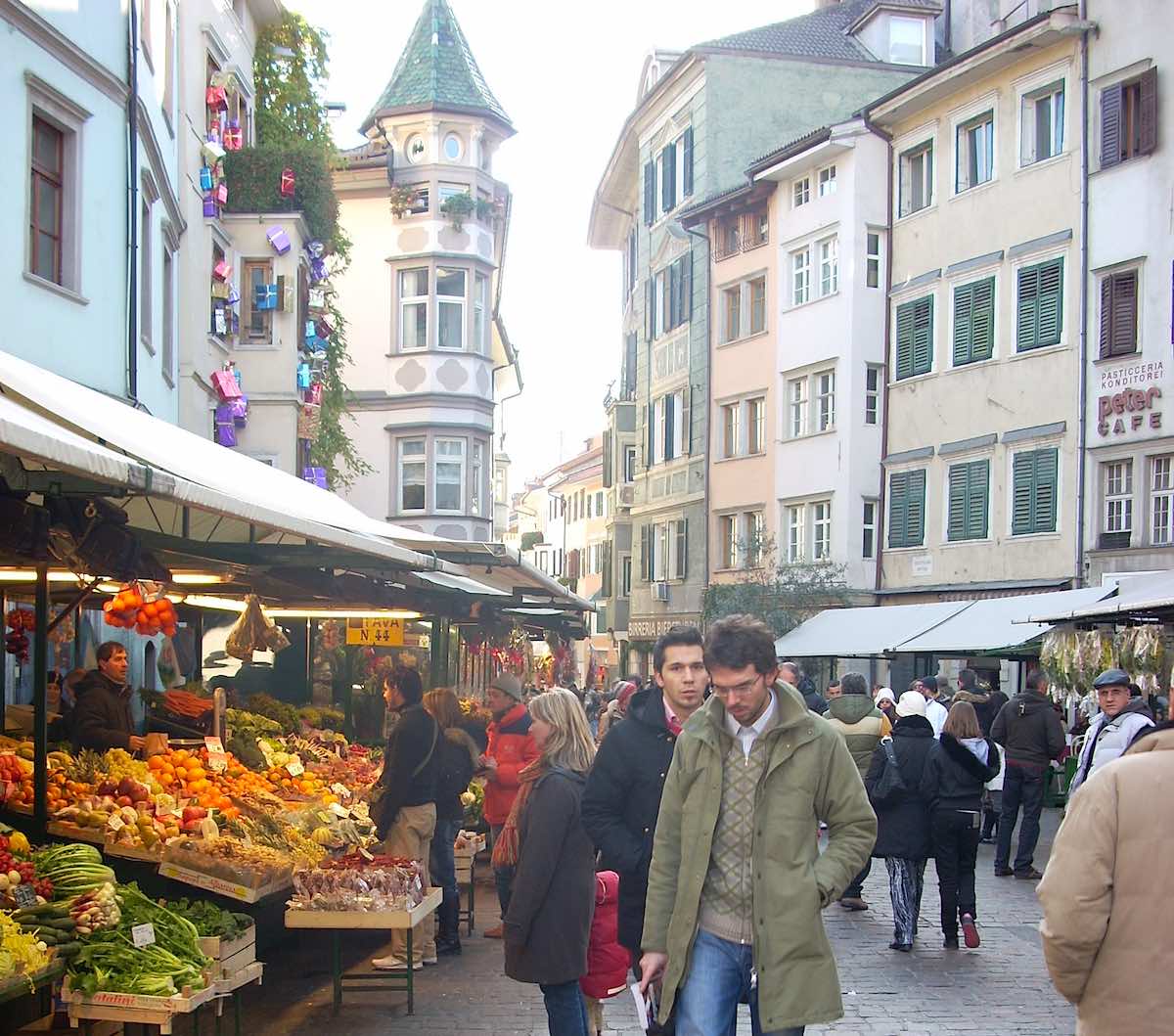 Bozen, Südtirol: Blick auf den Markt auf dem Obstplatz – Foto: Beate Ziehres