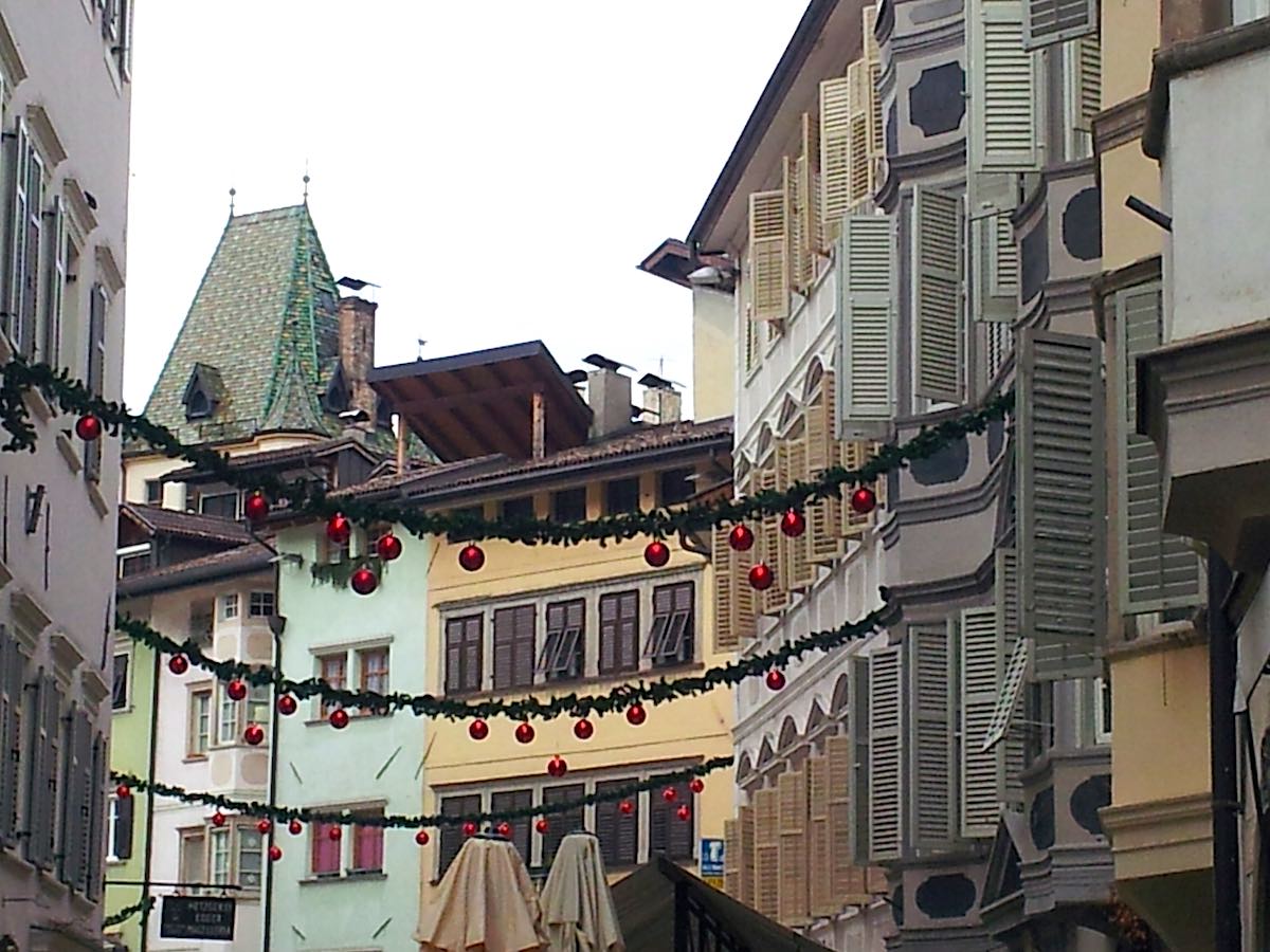 Blick nach oben: charakteristische Fassaden am Obstplatz, Bozen, Südtirol – Foto: Beate Ziehres