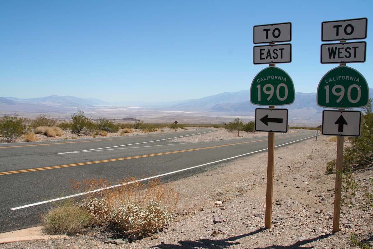 Straßenkreuzung im Death Valley – Foto: Beate Ziehres