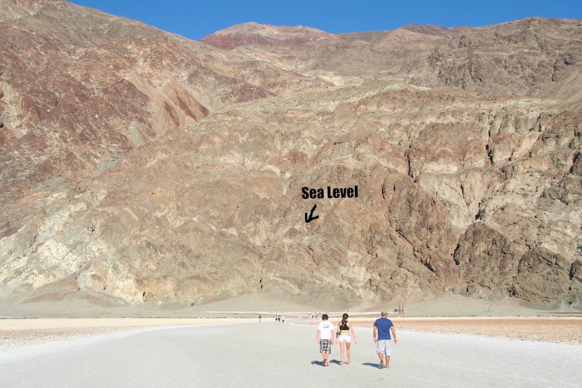 Badwater Basin, Dealt Valley. Bescheidene Markierung am Fels in luftiger Höhe: Hier ist Normal-Null – Foto: Beate Ziehres