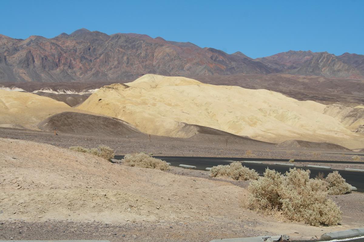 Kontrastreiches Farbenspiel im Death Valley – Foto: Beate Ziehres