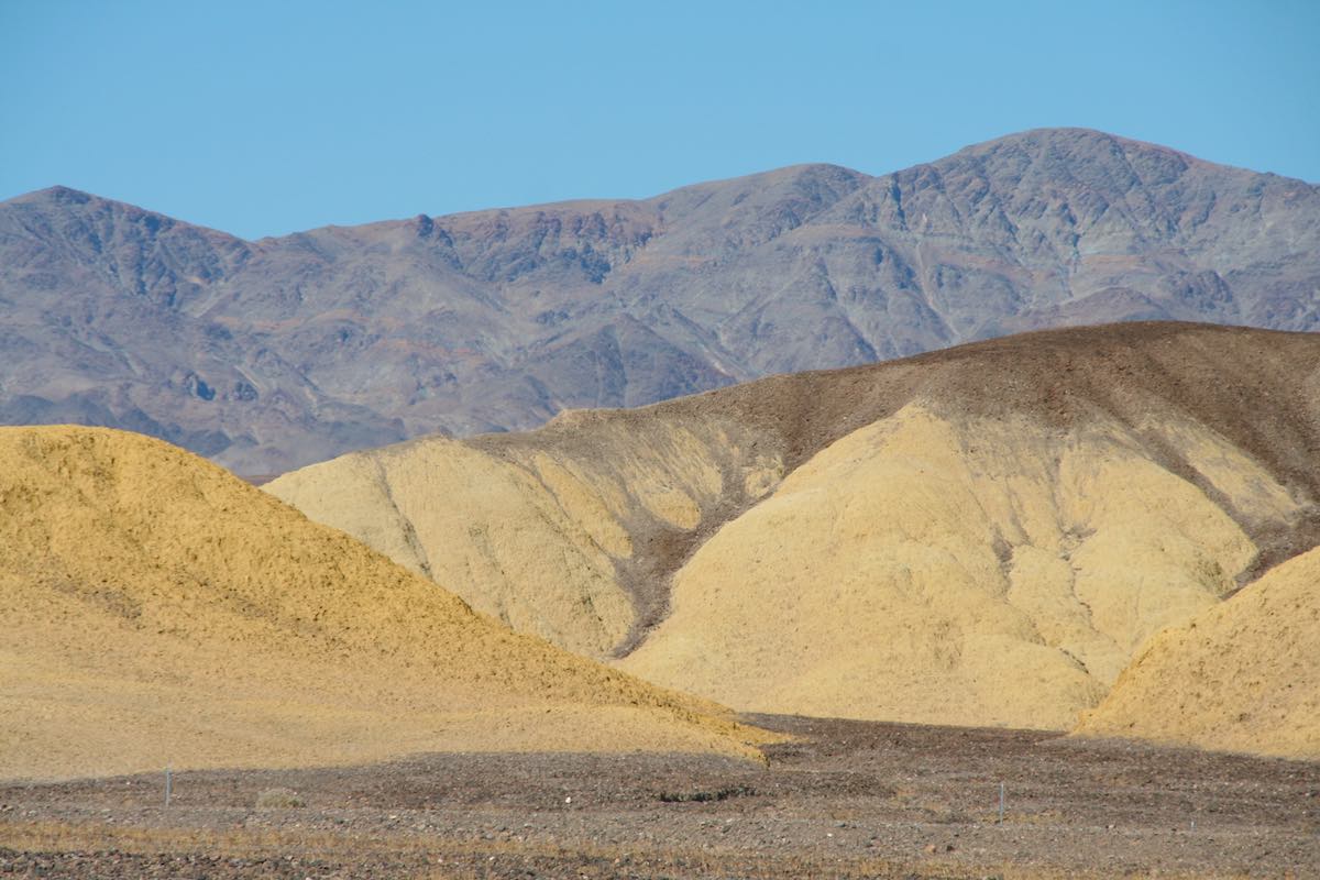 Bunte Berge im Death Valley, auch aus der Nähe interessant – Foto: Beate Ziehres