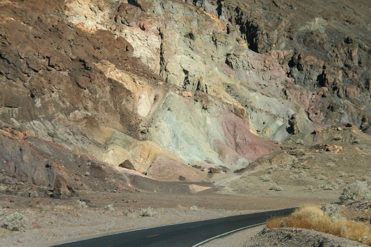 Death Valley: bunter Fels am Rande der Straße – Foto: Beate Ziehres