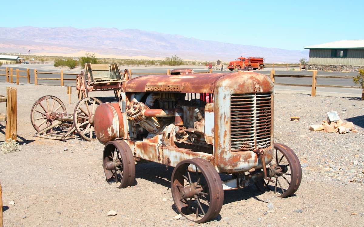 Weitere historische Fahrzeuge am Straßenrand in Stovepipe Wells, Death Valley – Foto: Beate Ziehres