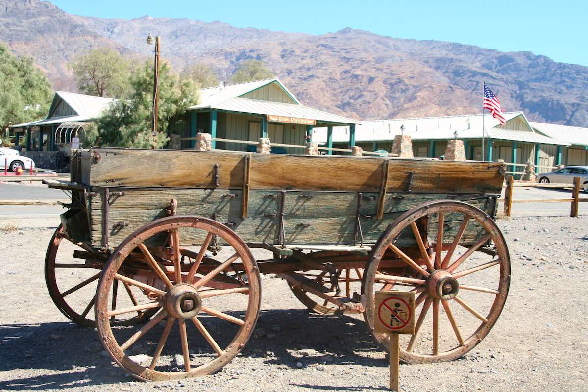 Historischer Wagen in Stovepipe Wells Village, Death Valley – Foto: Beate Ziehres