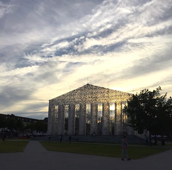 Documenta-Tempel aus verbotenen Büchern in der Abendsonne – Foto: Petra Bohn