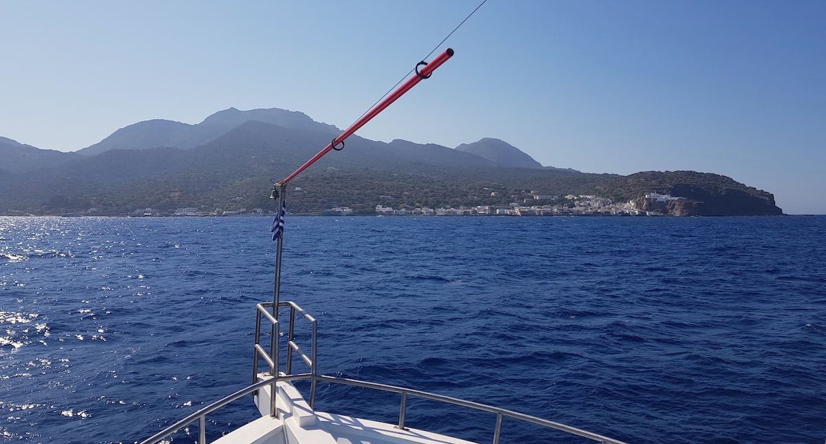 Blau das Wasser, blau der Himmel, eine grüne Insel voraus: Bootsausflug von Kos nach Nisyros – Foto: Lena Ziehres