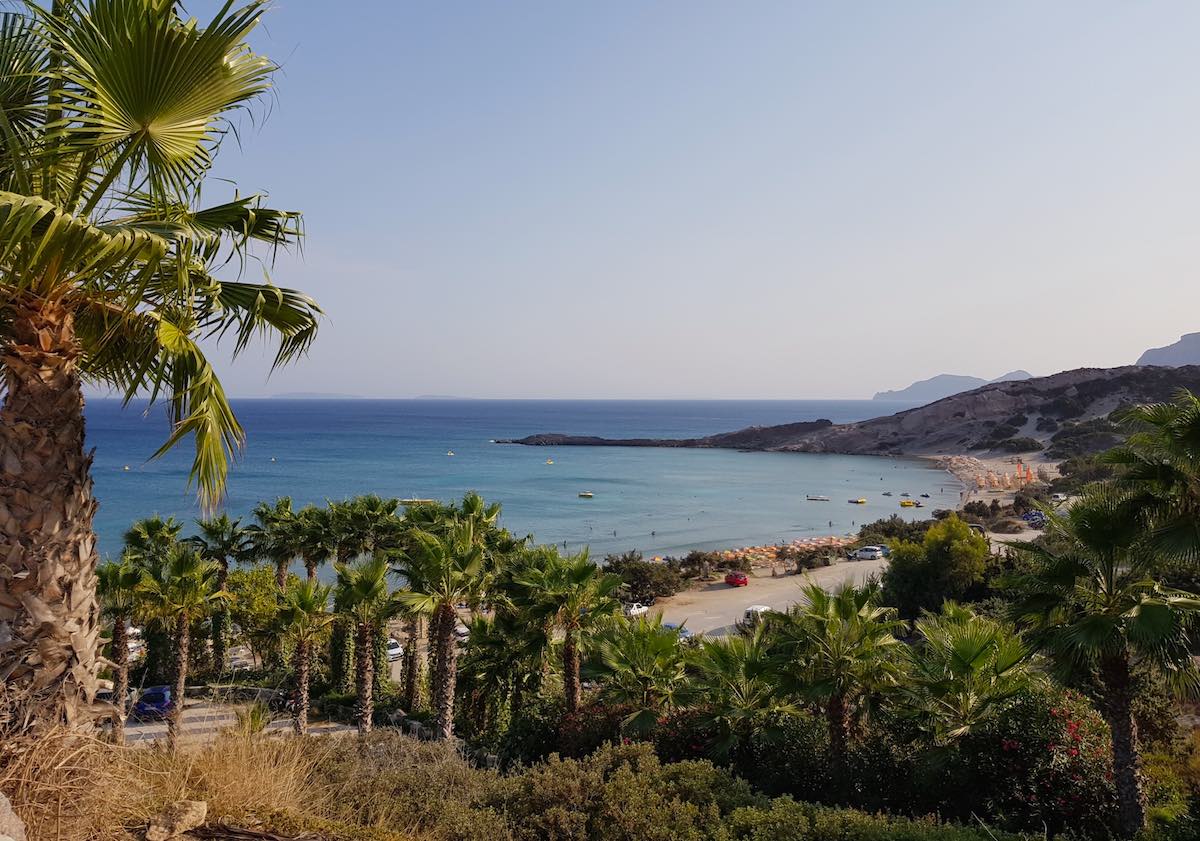 Blick von oben auf den Paradise Beach (Kos) – Foto: Lena Ziehres