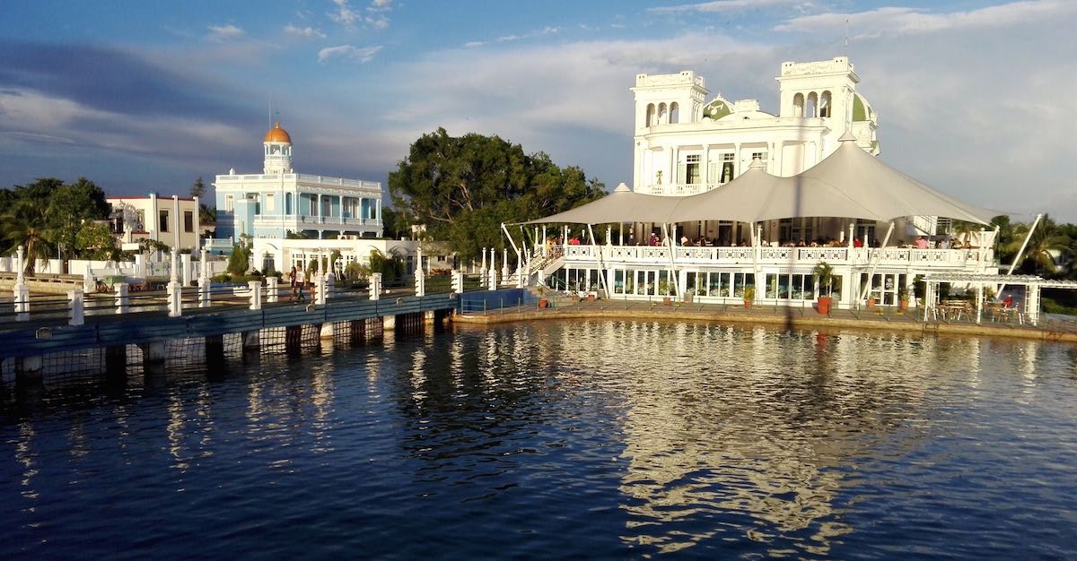 Kuba: Blick vom Wasser auf den Club Cienfuegos und Palacio Azul – Foto: Beate Ziehres