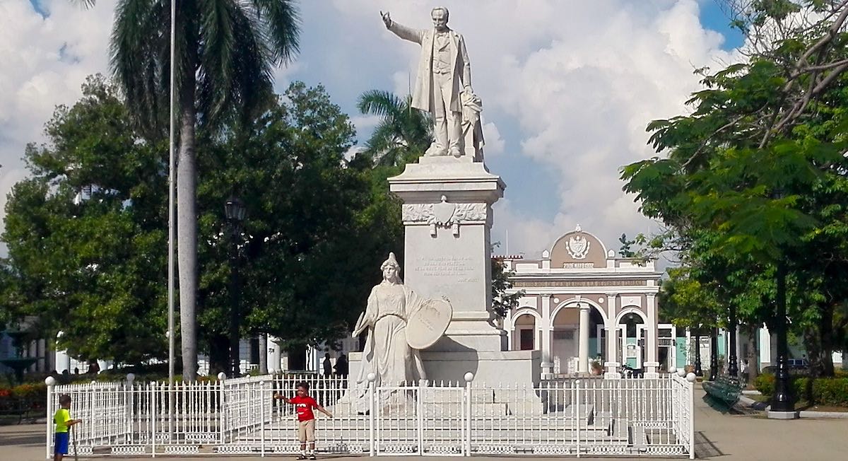Parque José Marti in Cienfuegos mit dem einzigen Triumphbogen Kubas – Foto: Beate Ziehres