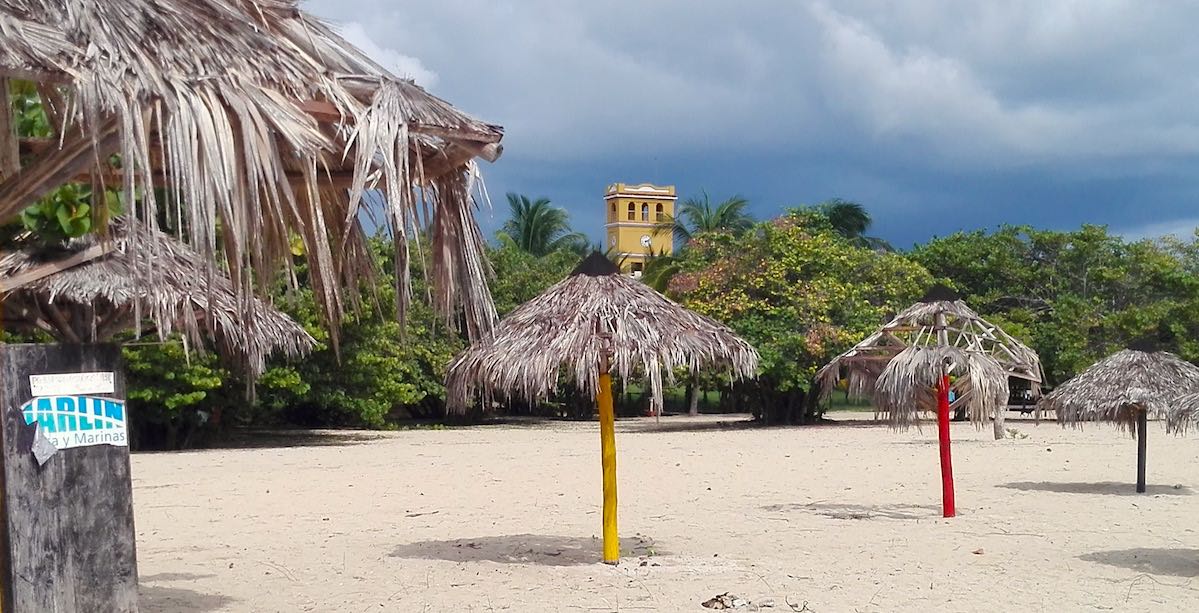 Playa Ancón, Kuba, mit Glockenturm – Foto: Beate Ziehres