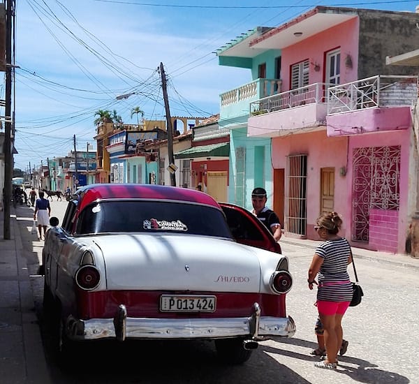 Trinidad, Kuba: Prächtiger Oldtimer als Familienkutsche – Foto: Beate Ziehres