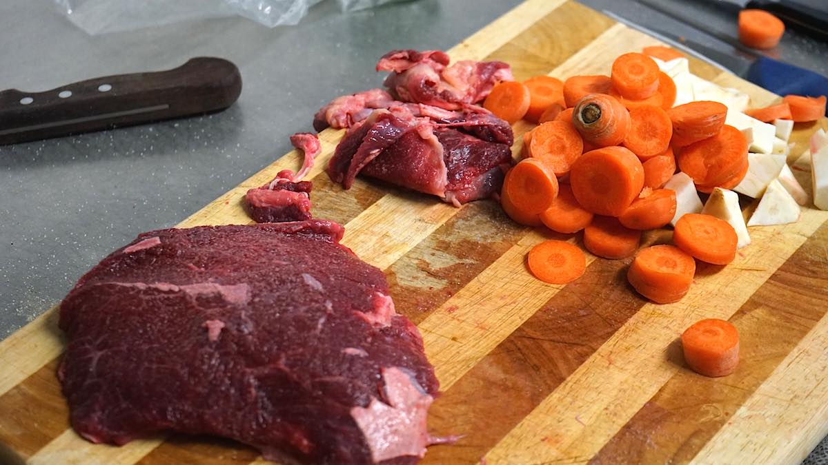 Das Fleisch ist pariert, das Gemüse geschnitten – Foto: Beate Ziehres