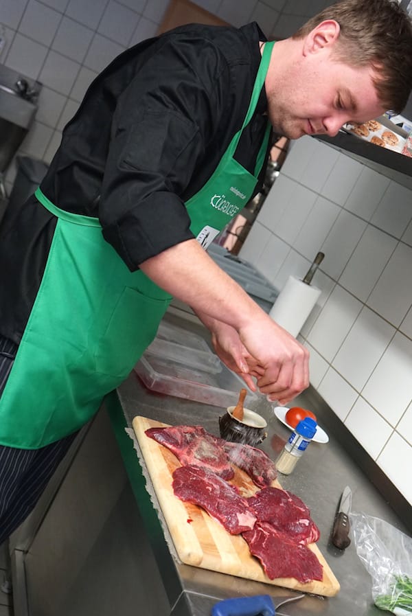 Marcus Wagener bereitet die Rinderbäckchen vor – Foto: Beate Ziehres