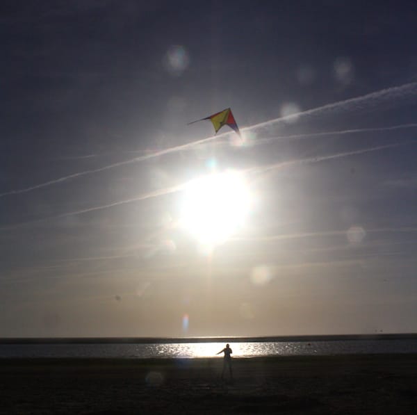 Drachen steigen lassen am Strand von Langeoog – Foto: Lena Ziehres