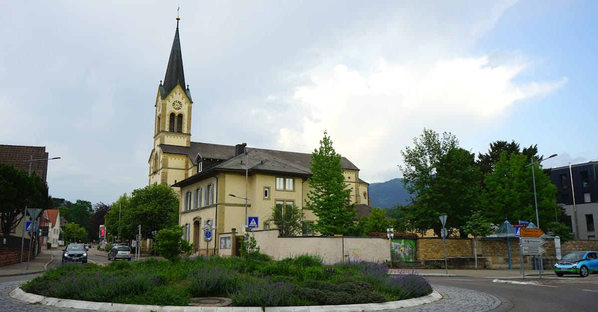 Gleich neben dem Weingut Engler: die katholische Herz-Jesu-Kirche – Foto: Beate Ziehres