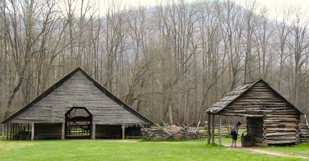 North Carolina: Scheune und Stall am Fluss nahe Cherokee – Foto: Beate Ziehres