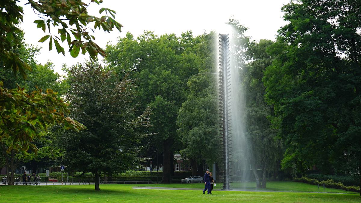 Kunst oder nicht? Auf jeden Fall ist das Wasserspiel im Park bei der LBS West in Münster schön anzusehen – Foto: Beate Ziehres