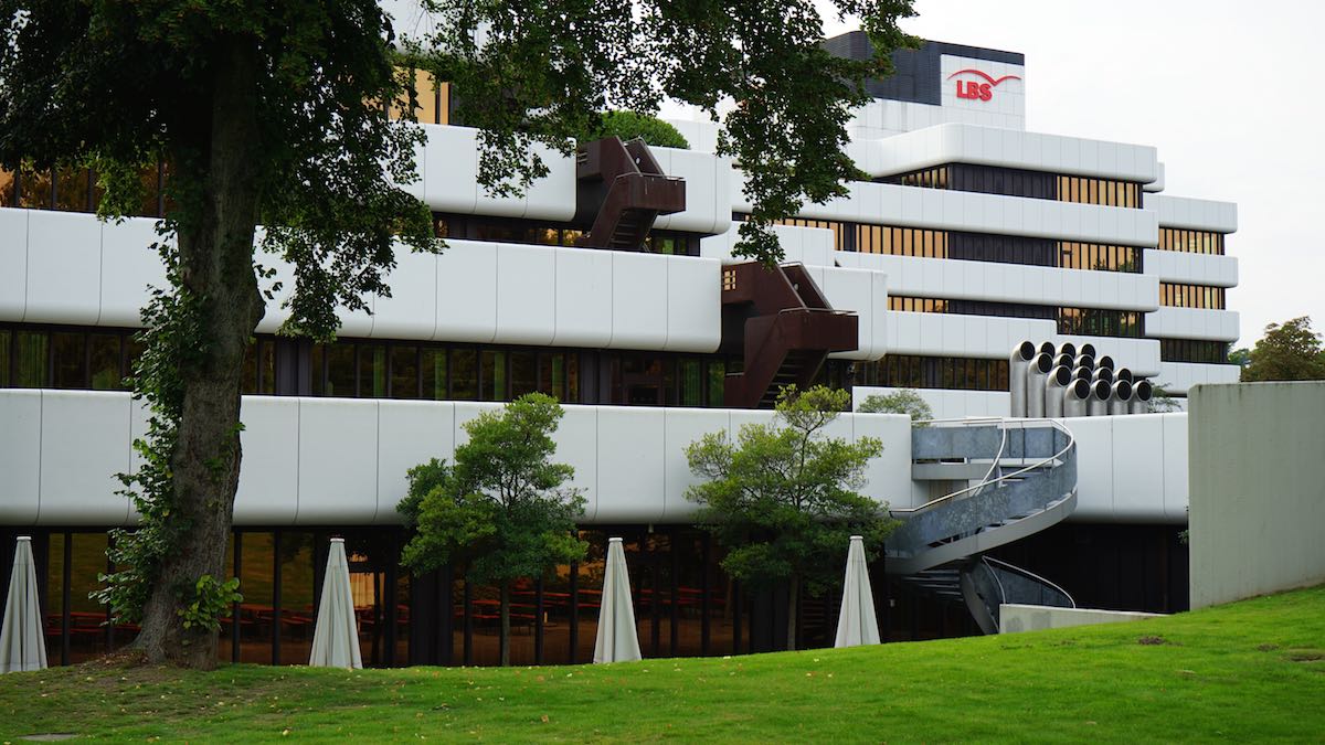 Wer findet die Skulptur am Gebäude der LBS West in Münster? – Foto: Beate Ziehres