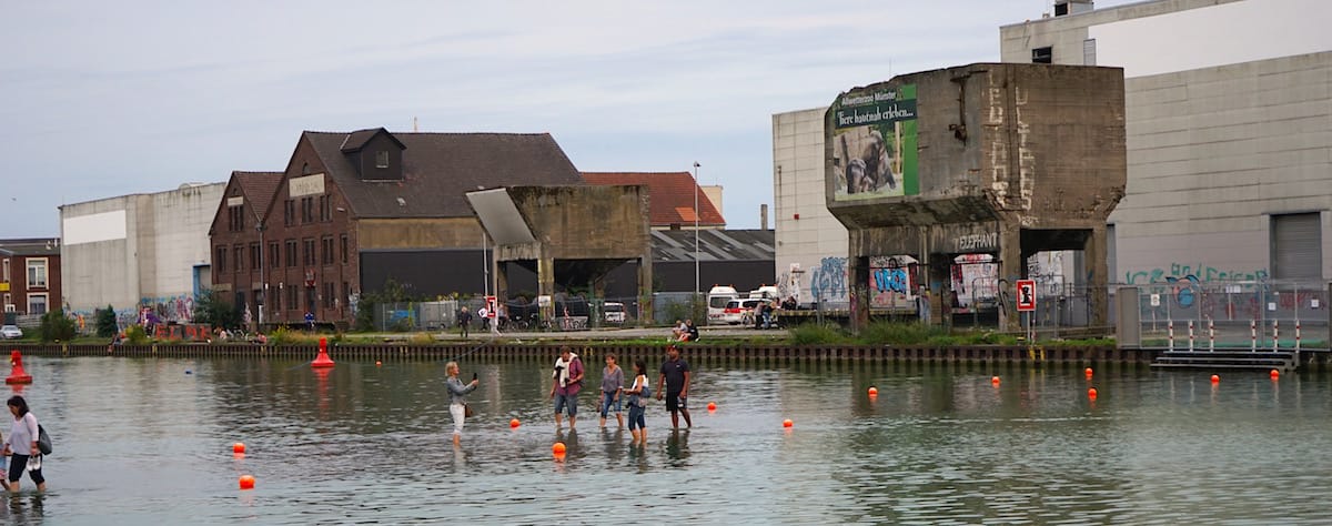 Im Hafen in Münster gehen die Leute dank Ayse Erkmens Skulptur übers Wasser – Foto: Beate Ziehres