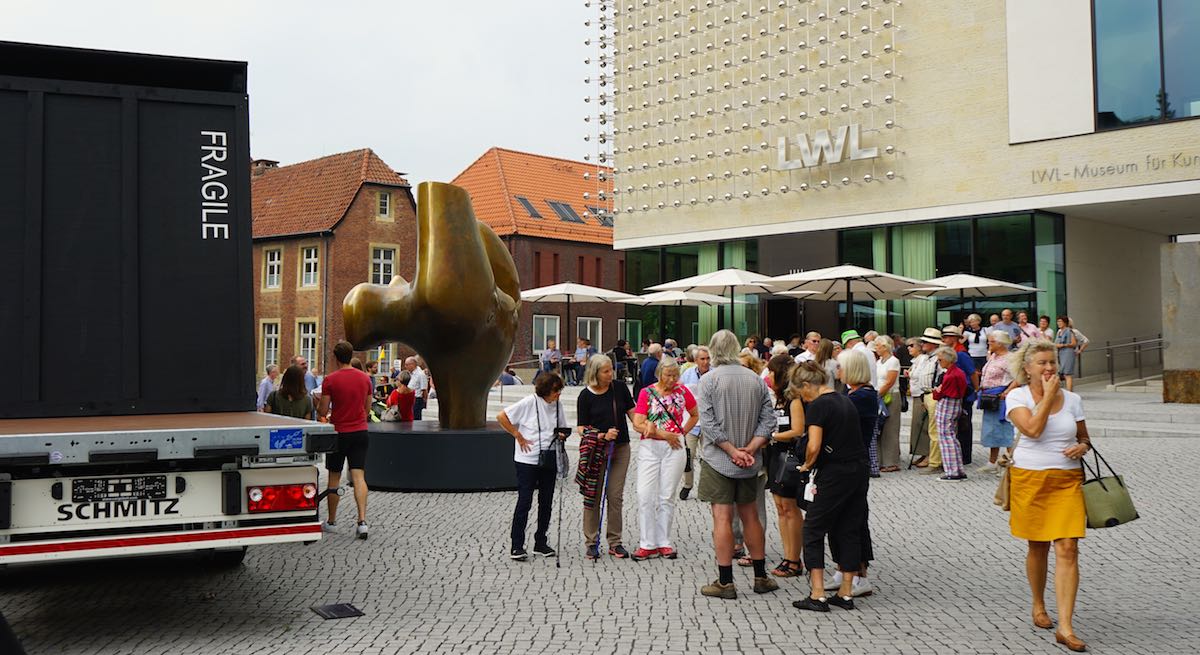 LWL-Museum Münster: Wir können nur vermuten, dass die Transportkiste zur Installation gehört – Foto: Beate Ziehres