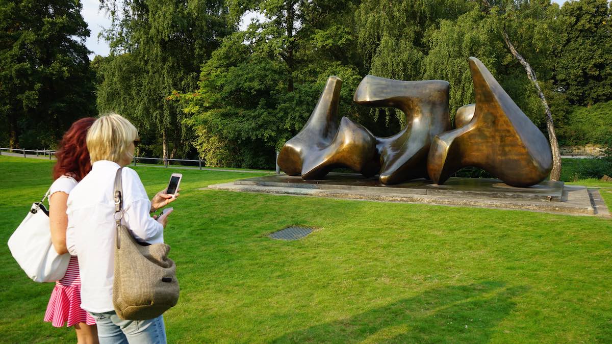 Im Park vor der LBS West in Münster: Skulptur von Henry Moore aus früheren Jahren – Foto: Beate Ziehres