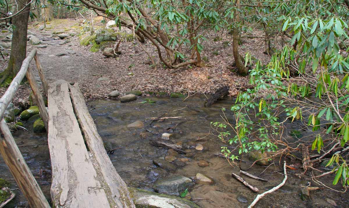 Steg über den östlichen der beiden Twin Creeks bei Gatlinburg, Tennessee – Foto: Beate Ziehres