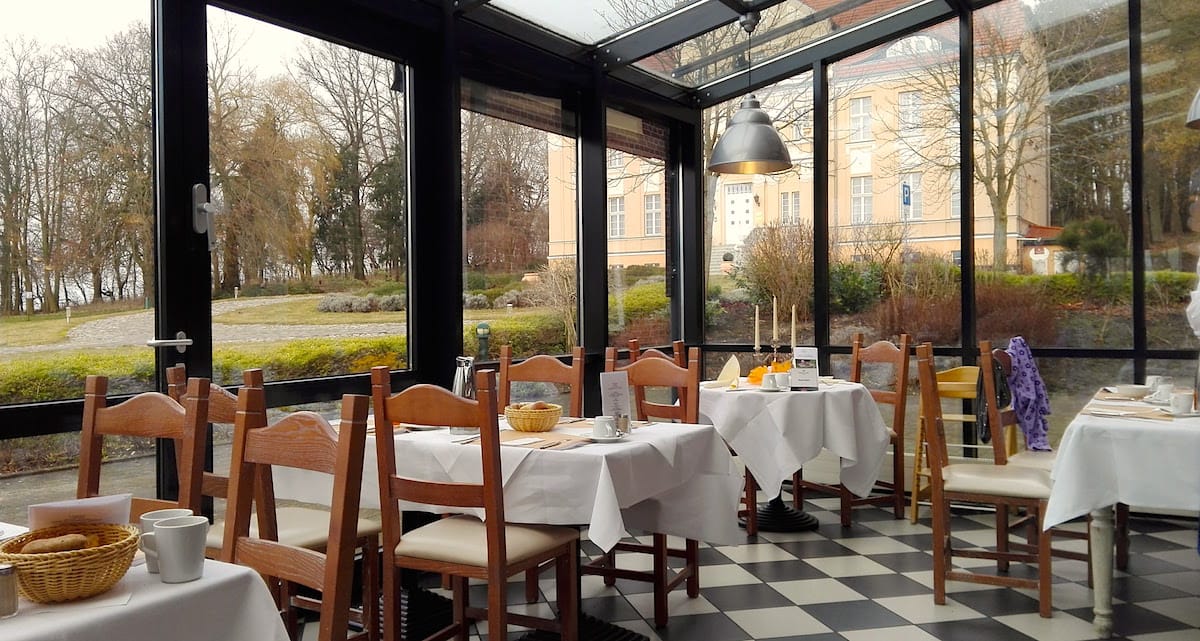 Precise Resort Rügen: Speisen im Wintergarten mit Blick zum Herrenhaus – Foto: Beate Ziehres