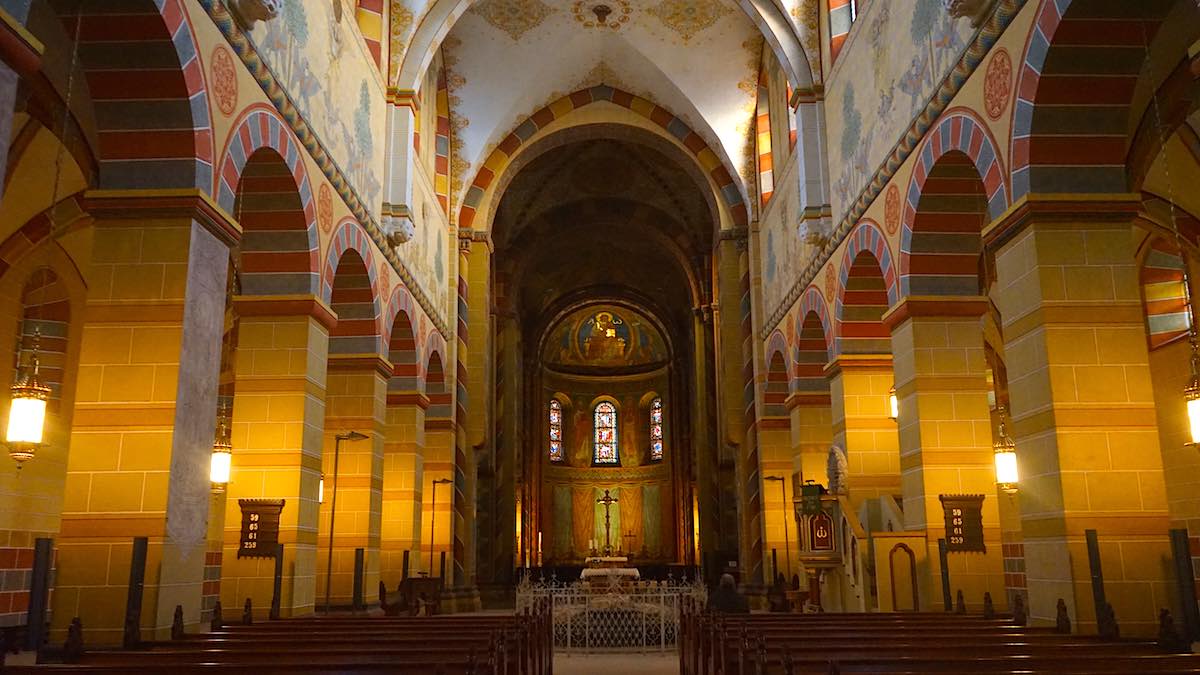 Im Inneren des Kaiserdoms zu Königslutter: Blick zum Altar – Foto: Beate Ziehres