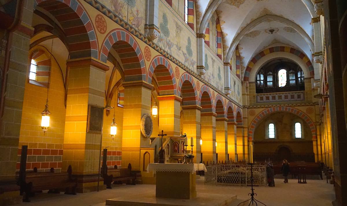 Schön bunt: Blick zur Empore des Kaiserdoms in Königslutter mit der Orgel – Foto: Beate Ziehres