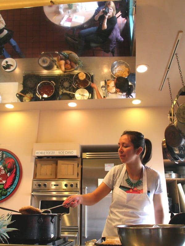 So kocht man in New Mexico: In der Santa Fe School of Cooking geht es hoch her auf dem Herd – Foto: Beate Ziehres