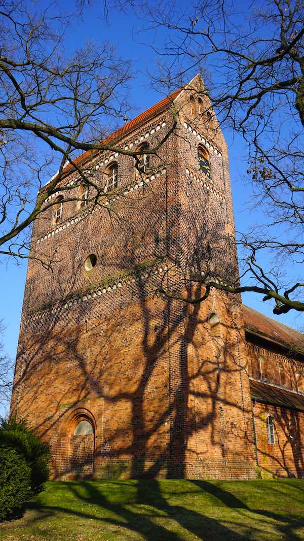 Das wuchtige Westwerk der Kirche St. Marien & Willebrord – Foto: Beate Ziehres Reiselust-Mag: Schönhausen: Westwerk der Kirche St. Marien & Willebrord – Foto: Beate Ziehres