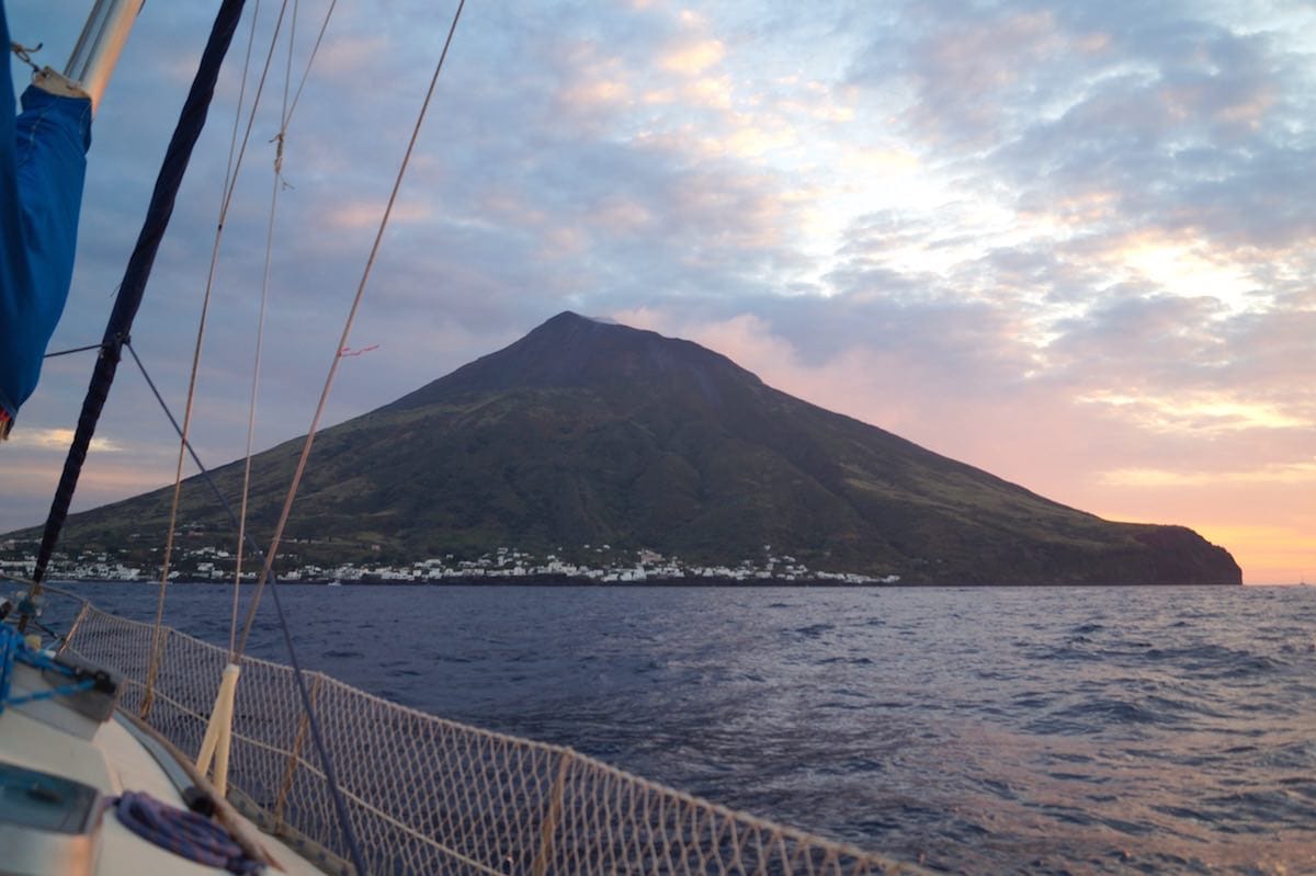 Vulkan in Sicht: der Stromboli im Schein der Nachmittagssonne – Foto: Beate Ziehres