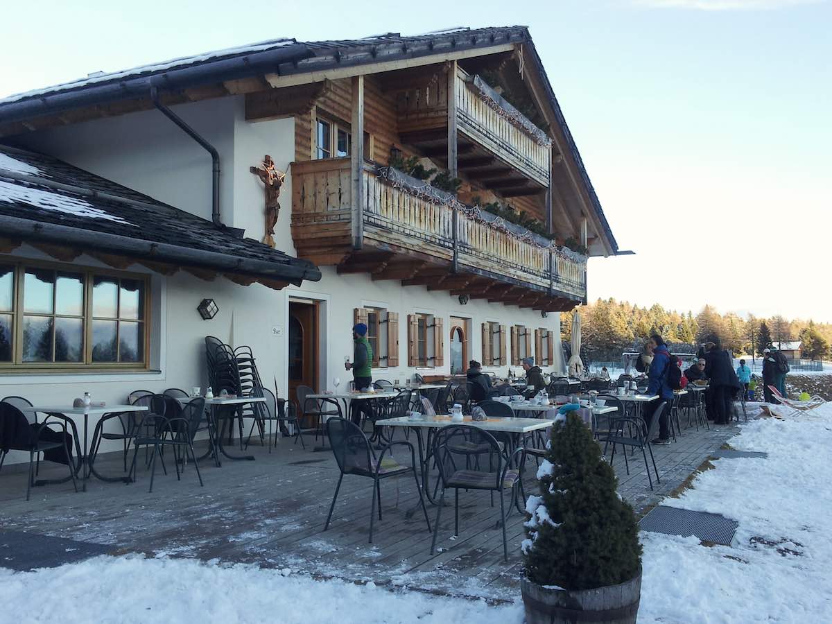 Die Gasserhütte auf der Villanderer Alm, Südtirol, im Winter – Foto: Beate Ziehres