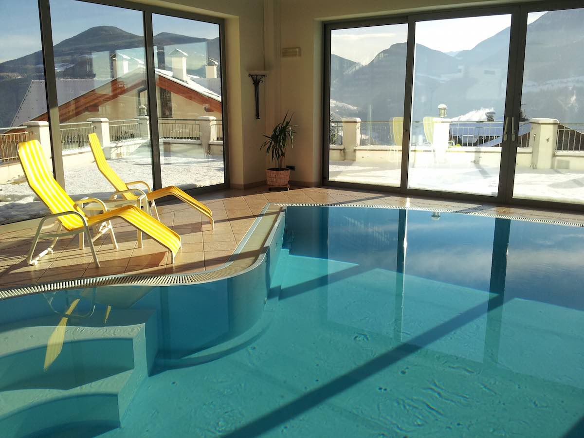 Blick vom Pool des Hotels Haus an der Luck auf die Dolomiten. Südtirol im Winter – Foto: Beate Ziehres