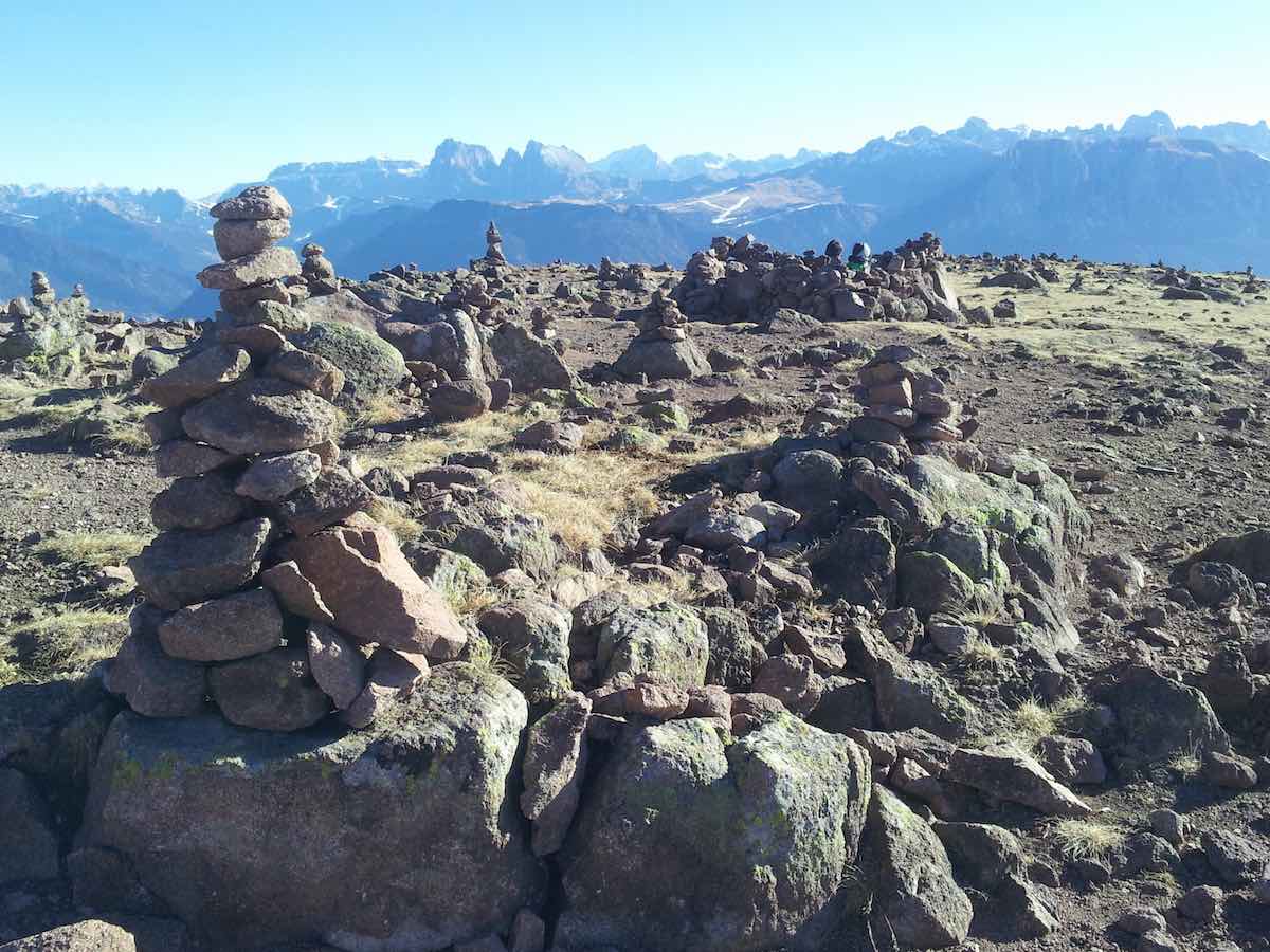 Viel Steine gibts auf dem Gipfel des Rittner Horns, Südtirol – Foto: Beate Ziehres