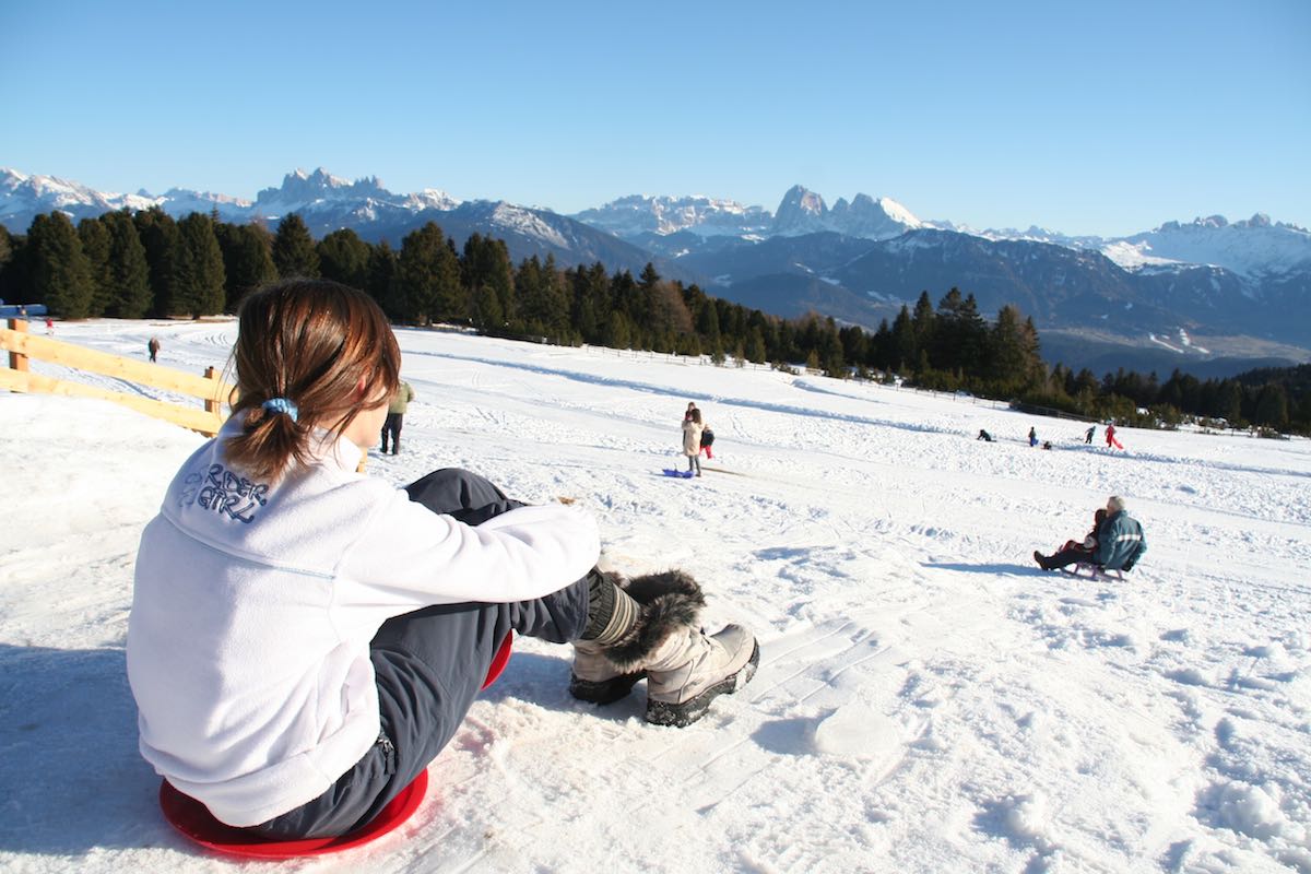 Rodeln vor der Terrasse der Mair in Plun Hütte, Südtirol, Winter – Foto: Beate Ziehres