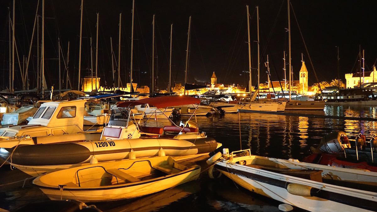 Die Altstadt von Trogir,Kroatien, vom Hafen aus gesehen – Foto: Beate Ziehres