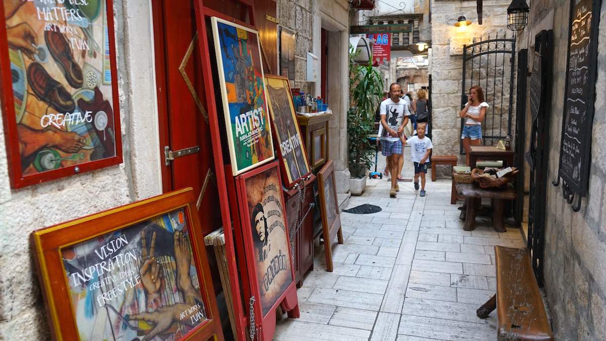 Blick in eine winzige Gasse in Trogirs Altstadt. Oder ist es ein Hof? – Foto: Beate Ziehres