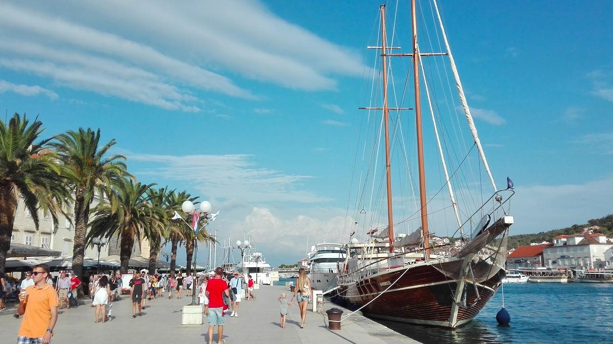 Das Gulet "Gardelin" am Altstadthafen von Trogir – Foto: Beate Ziehres