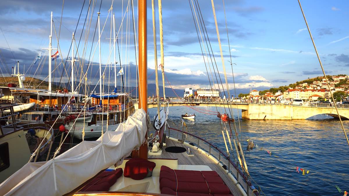 Trogir: Die Zugbrücke zur Insel Čiovo von der "Gardelin" aus gesehen – Foto: Beate Ziehres