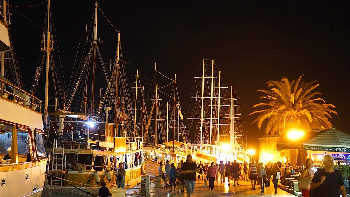 Trogir: die Hafenpromenade Riva am Abend – Foto: Beate Ziehres