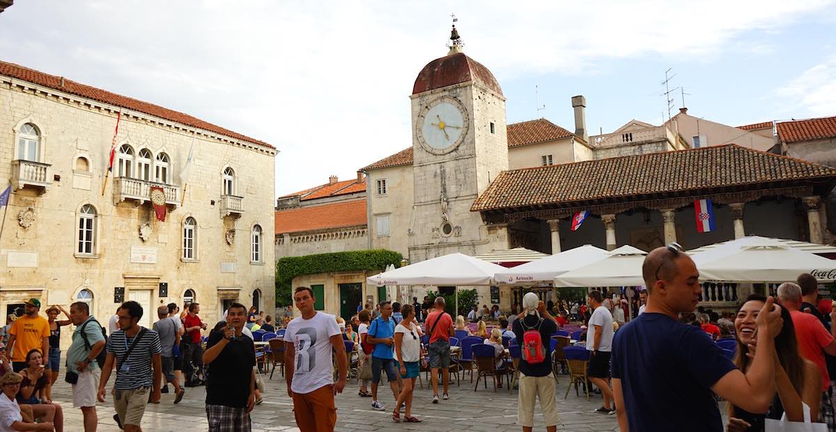 Trogir: der Platz vor dem Rathaus mit der Stadtloggia (rechts im Bild) – Foto: Beate Ziehres