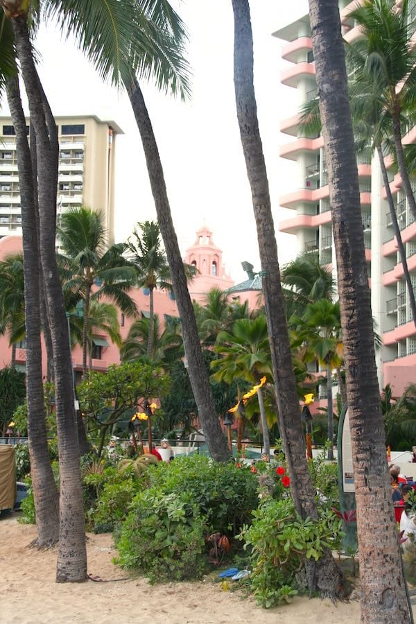 Waikiki Beach: Fackeln in der Abenddämmerung – Foto: Beate Ziehres