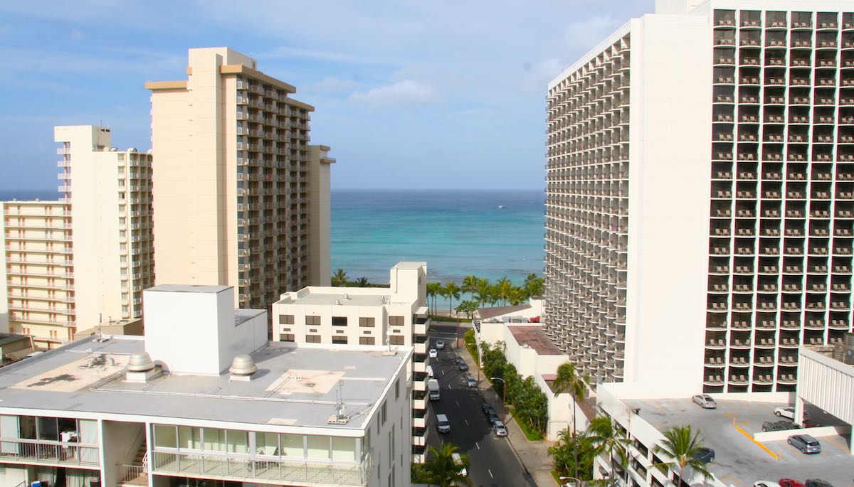 Blick vom Balkon unseres Zimmers in Waikiki in Richtung Strand – Foto: Beate Ziehres